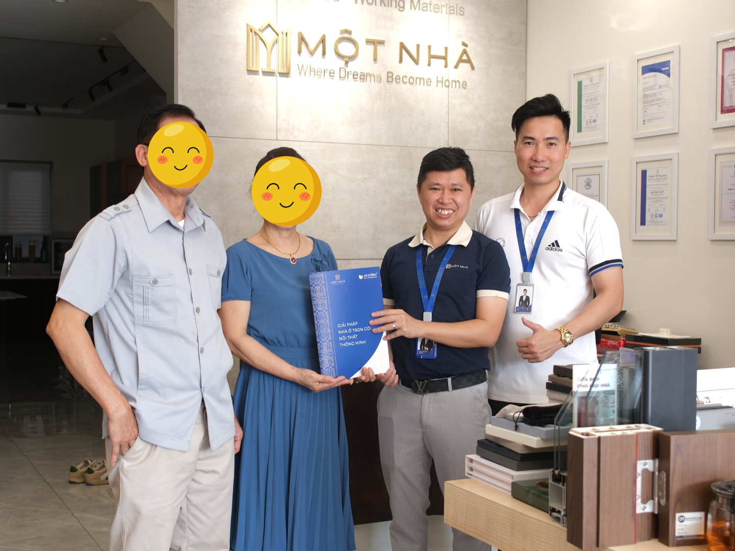 Chủ đầu tư kí hợp đồng tại showroom Một Nhà Desgin & Build