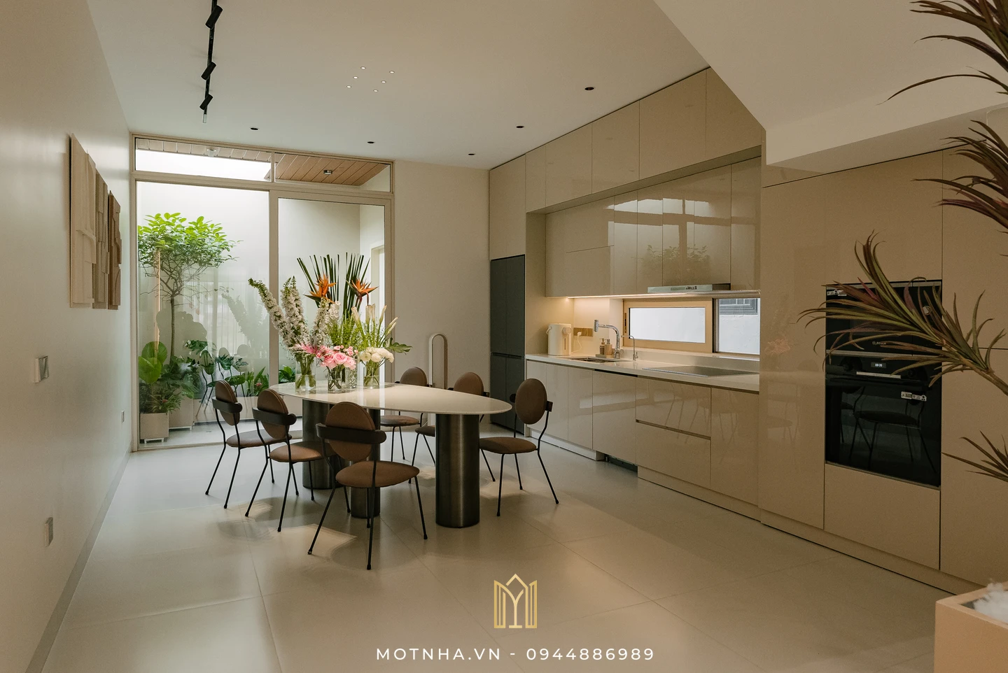 Không gian phòng khách, bếp và bàn ăn được thiết kế với không gian mở