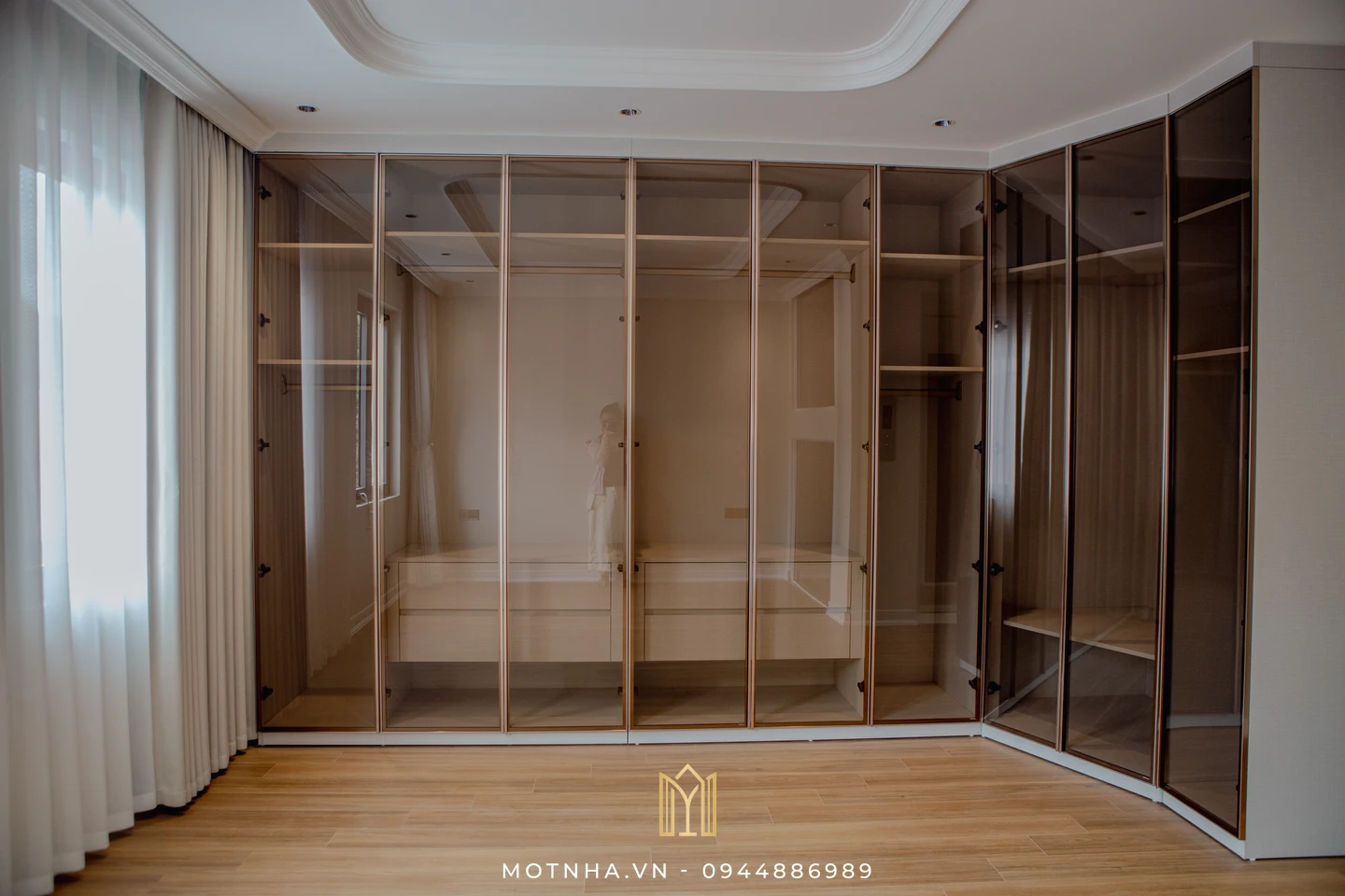 Hệ tủ cánh kính phòng thay đồ giúp không gian trở nên sang trọng