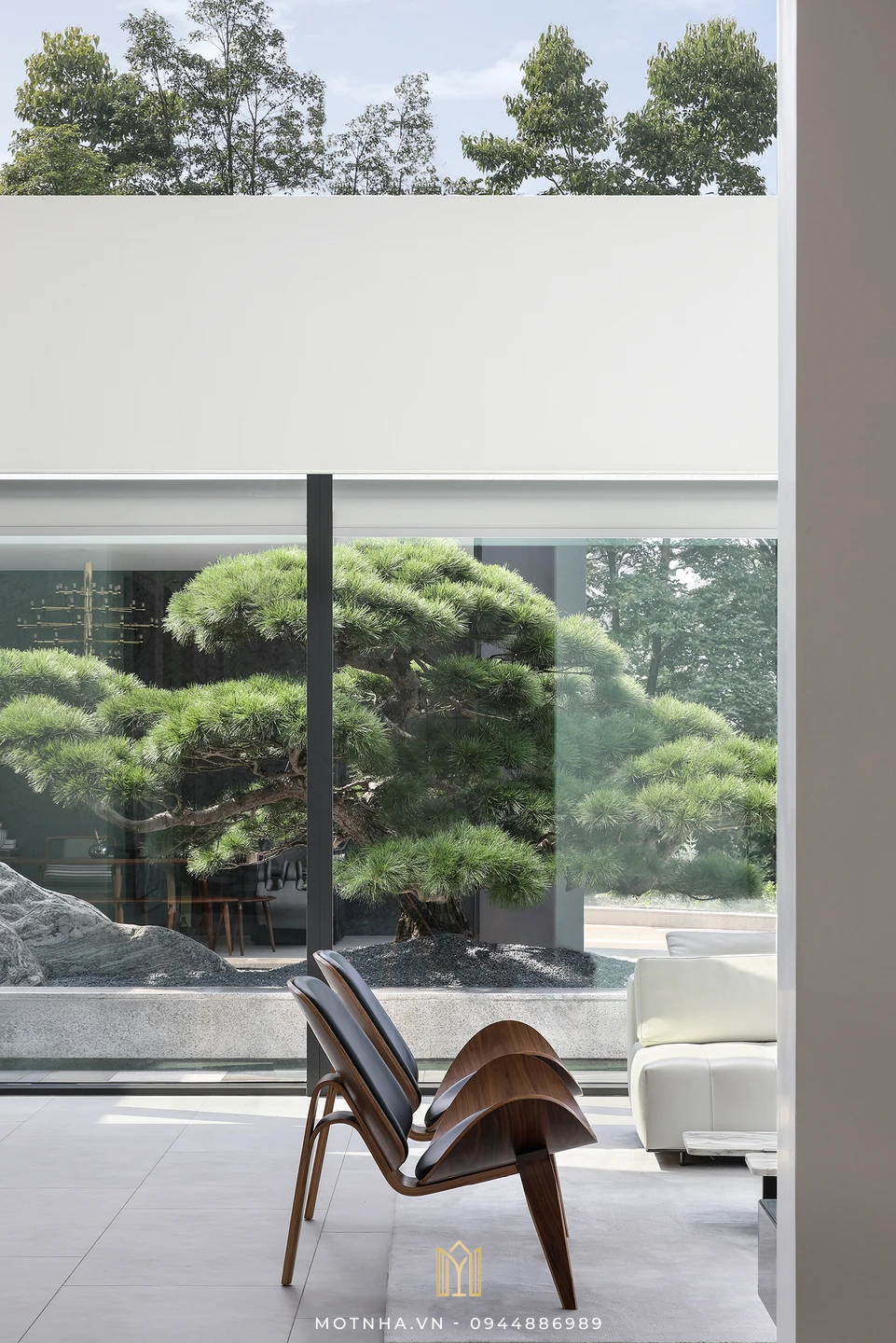 Chất liệu kính được sử dụng rất nhiều trong thi công nội thất biệt thự hiện đại
