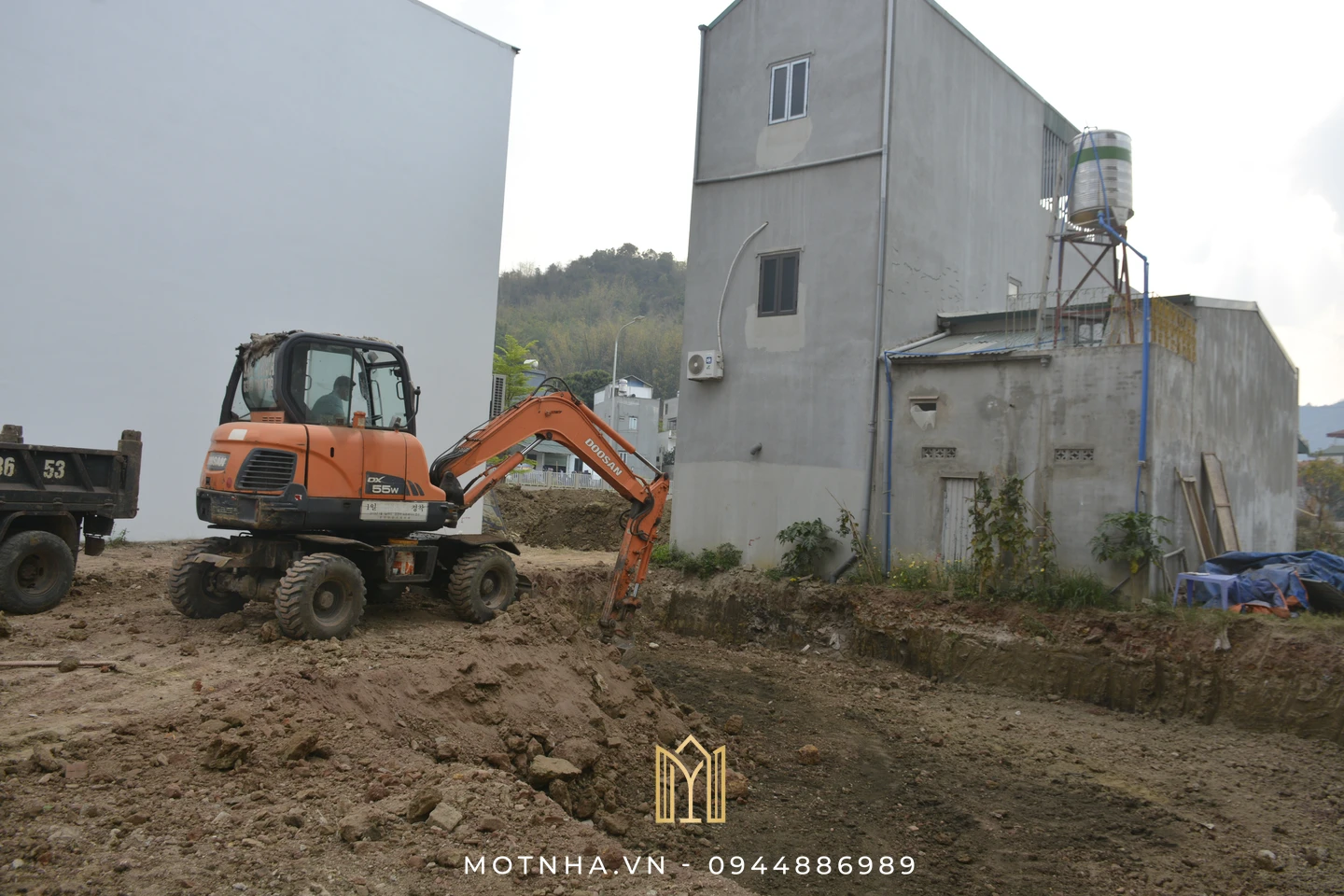 Đào móng, vận chuyển rác thải ra khỏi công trình