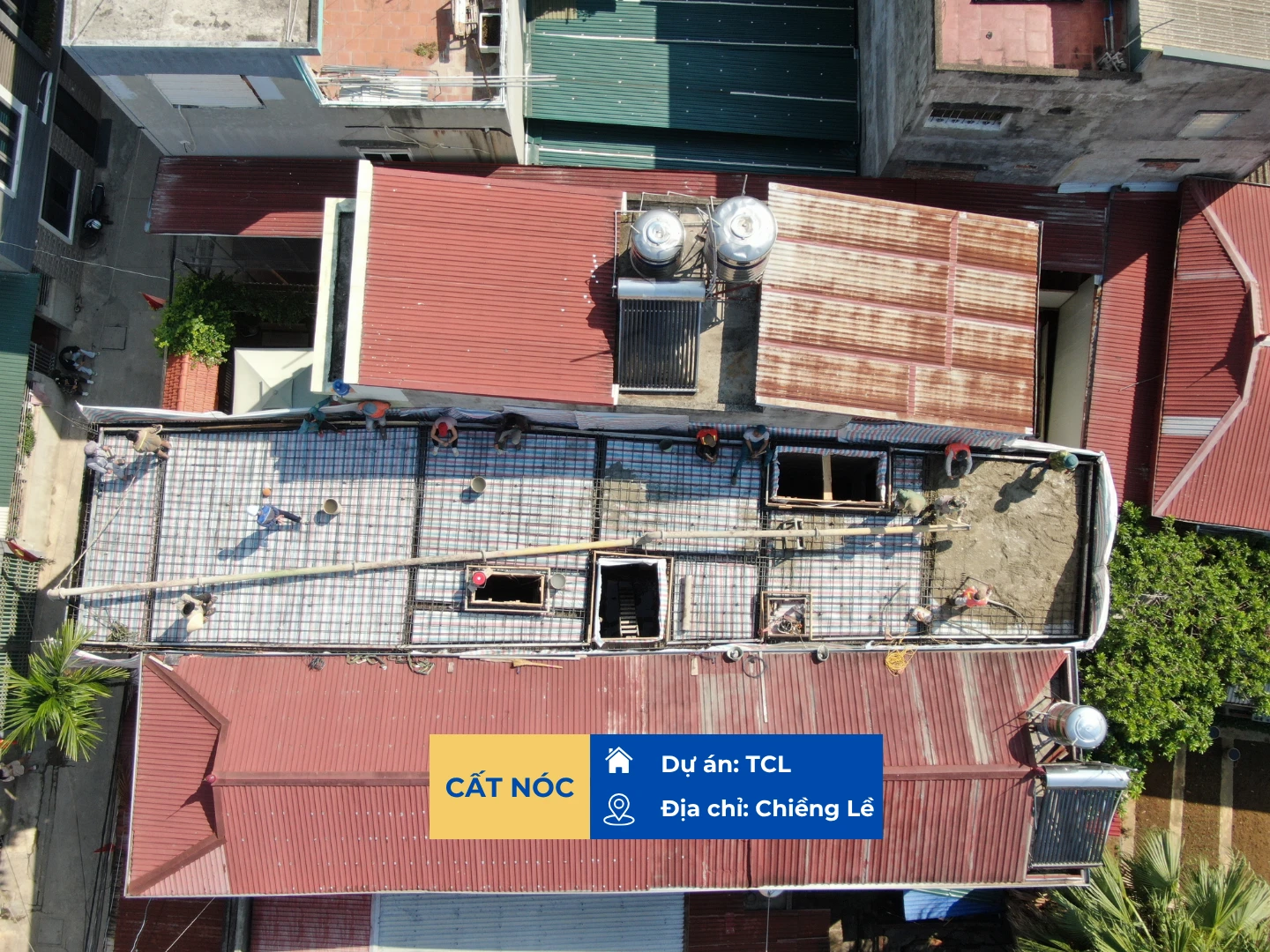 Đội ngũ thi công đang tiến hành đổ mái