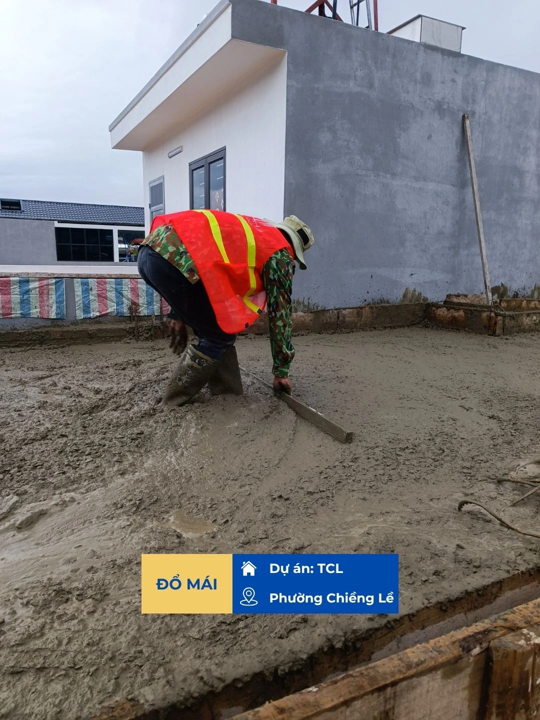 Đội ngũ thi công tiến hành cán nền để đảm bảo bề mặt phẳng mịn