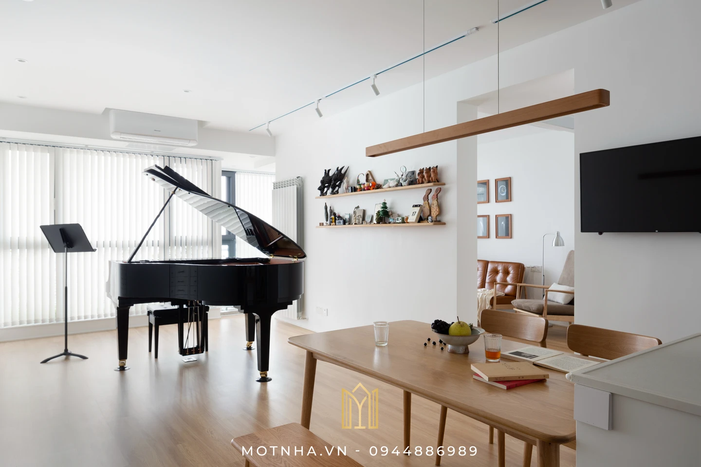 Thiết kế nội thất chung cư – Giải pháp nâng tầm không gian sống hiện đại Ánh sáng từ ô cửa sổ lớn giúp không gian trở nên thoáng đãng hơn