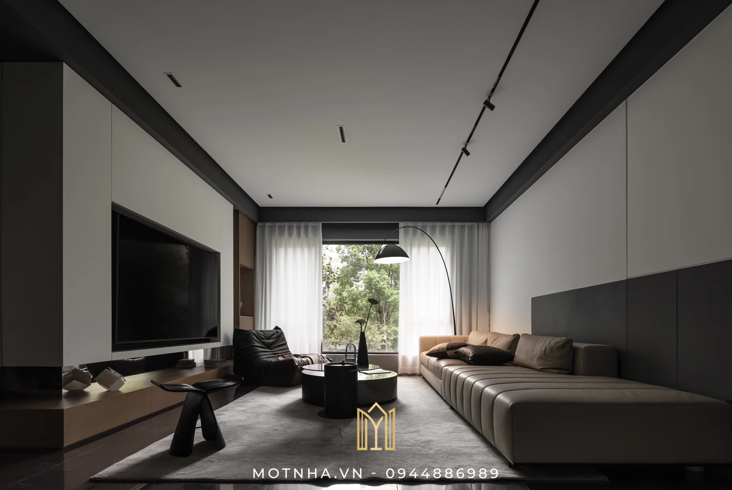 Dịch vụ thiết kế nội thất phòng khách đẹp, chuẩn phong thủy tại Sơn La cùng Một Nhà Design & Build Tận dụng tối đa ánh sáng tự nhiên từ các ô cửa sổ lớn