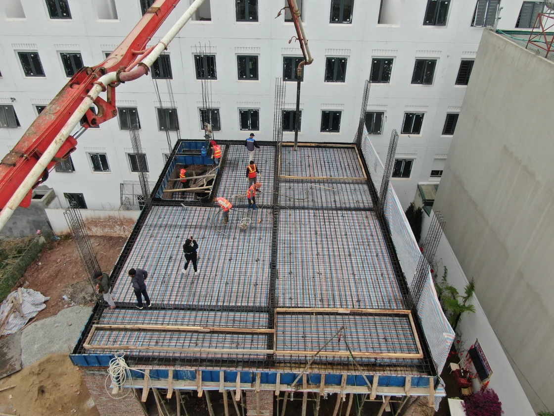 Quy trình đổ bê tông mái tại dự án xây nhà trọn gói LHS – Chuẩn kỹ thuật và an toàn Bê tông thương phẩm được vận chuyển bằng xe bồn và bơm trực tiếp lên mái