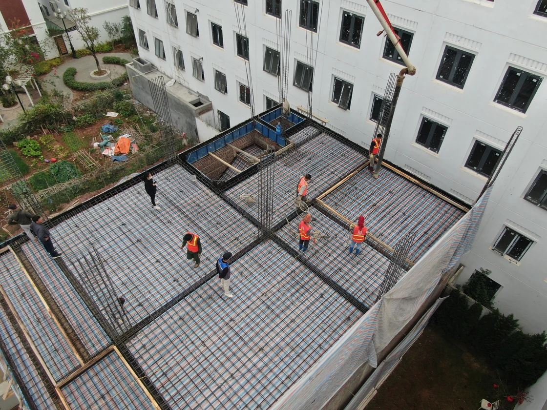 Quy trình đổ bê tông mái tại dự án xây nhà trọn gói LHS – Chuẩn kỹ thuật và an toàn Mỗi công đoạn trong dự án xây nhà trọn gói đều được tiến hành theo đúng tiêu chuẩn kỹ thuật