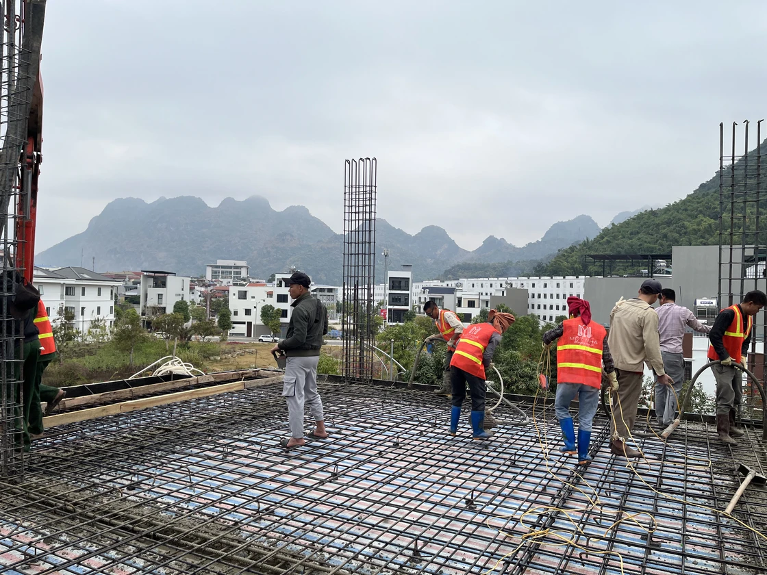 Quy trình đổ bê tông mái tại dự án xây nhà trọn gói LHS – Chuẩn kỹ thuật và an toàn Trong mỗi dự án sự chuyên nghiệp và tận tâm luôn được Một Nhà đặt lên hàng đầu.