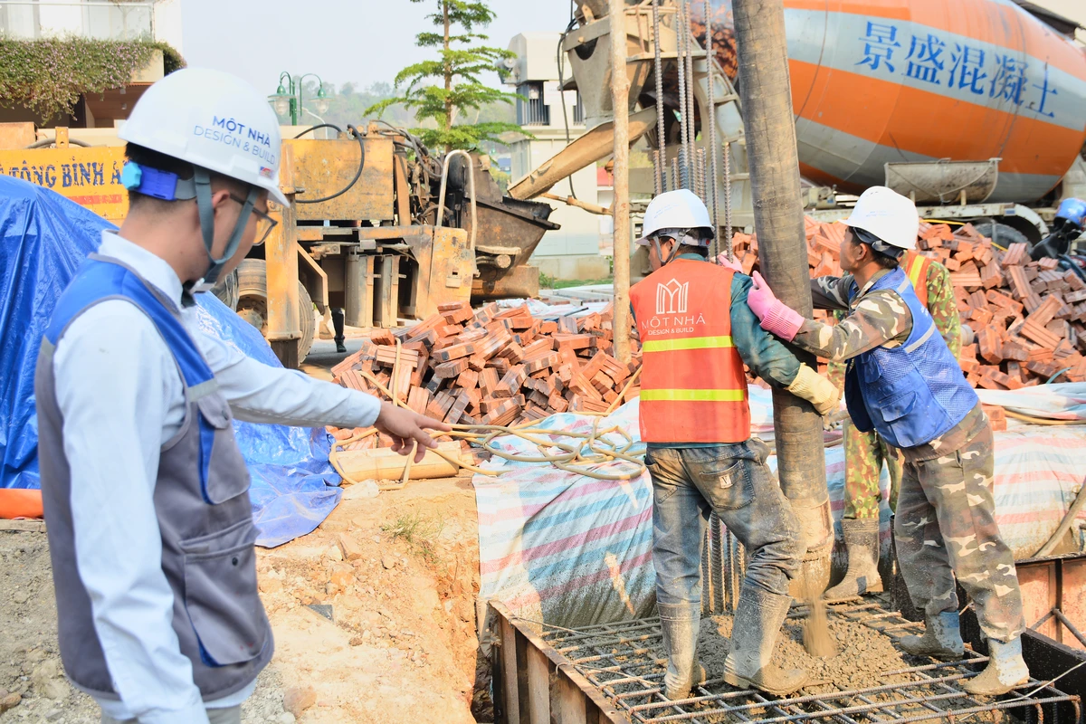 Quy trình đổ móng villa phố 3 tầng LHS – Nền tảng vững chắc cho công trình Mọi công đoạn trong quá trình đổ móng đều được giám sát chặt chẽ bởi đội ngũ kỹ sư của Một Nhà Design & Build