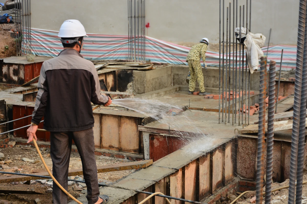 Quy trình đổ móng villa phố 3 tầng LHS – Nền tảng vững chắc cho công trình Sau khi hoàn tất sẽ tiến hành bảo dưỡng bê tông móng cho căn villa phố 3 tầng