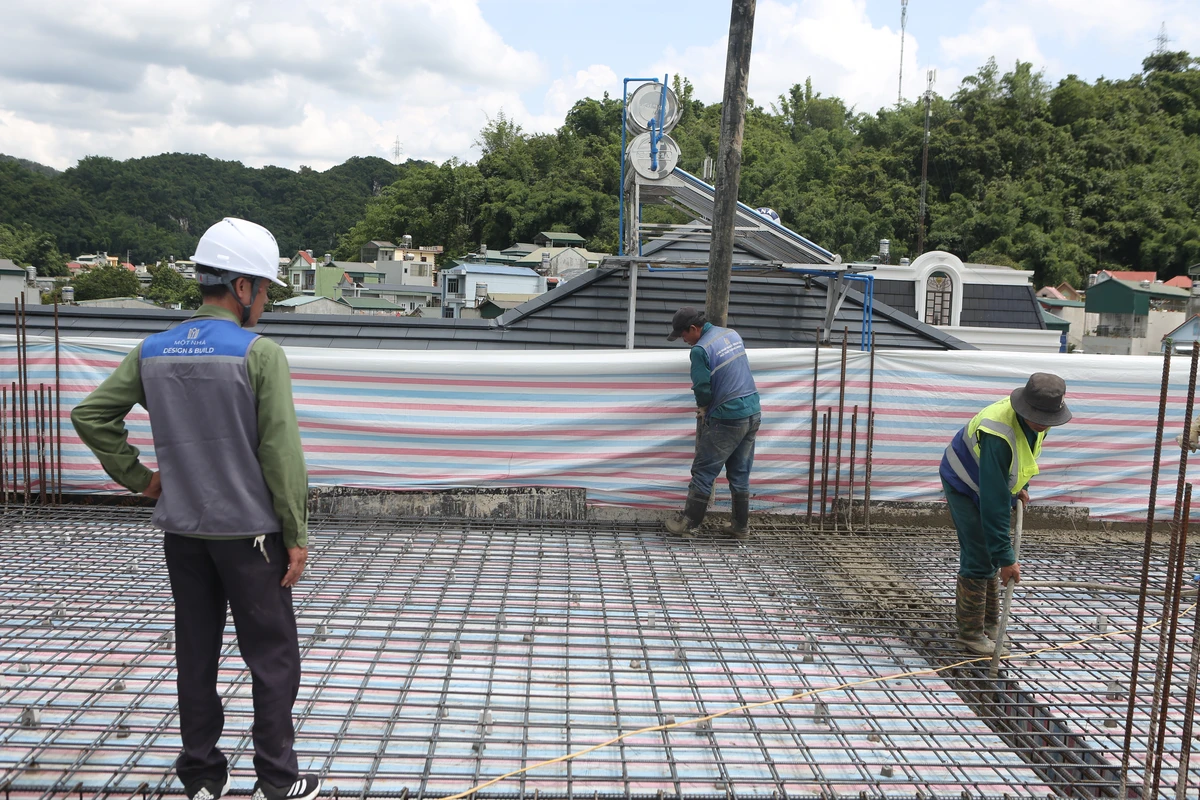 Thi Công Phần Thô Dự Án DDH: Đổ Mái Chuẩn Kỹ Thuật, Nâng Cao Tuổi Thọ Công Trình Chúng tôi cam kết mọi công trong quá trình từ khi thi công phần thô đến hoàn thiện đều có sự giám sát chặt chẽ của đội ngũ kỹ sư dày dặn kinh nghiệm