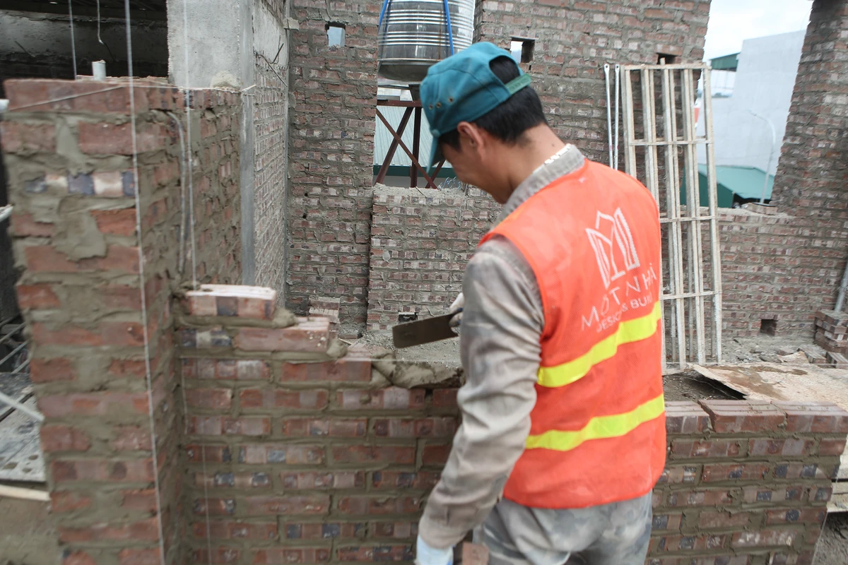 Thi công phần thô – Quy trình xây tường tầng 2 tại dự án DDH đảm bảo chất lượng Hình ảnh tường tầng 2 đang được xây dựng, các hàng gạch ngay ngắn, mạch vữa đều.