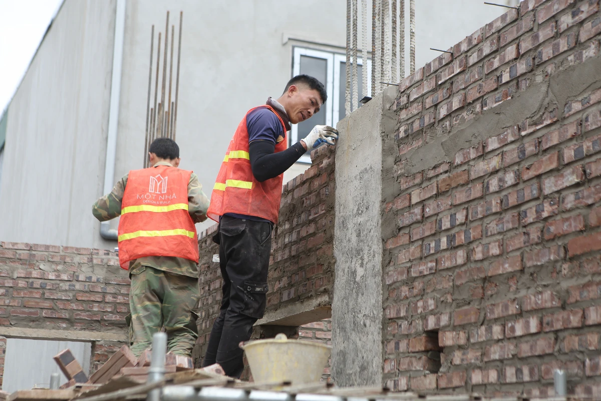 Thi công phần thô – Quy trình xây tường tầng 2 tại dự án DDH đảm bảo chất lượng Không khí thi công phần thô tại dự án DDH – tỉ mỉ trong từng chi tiết xây dựng.