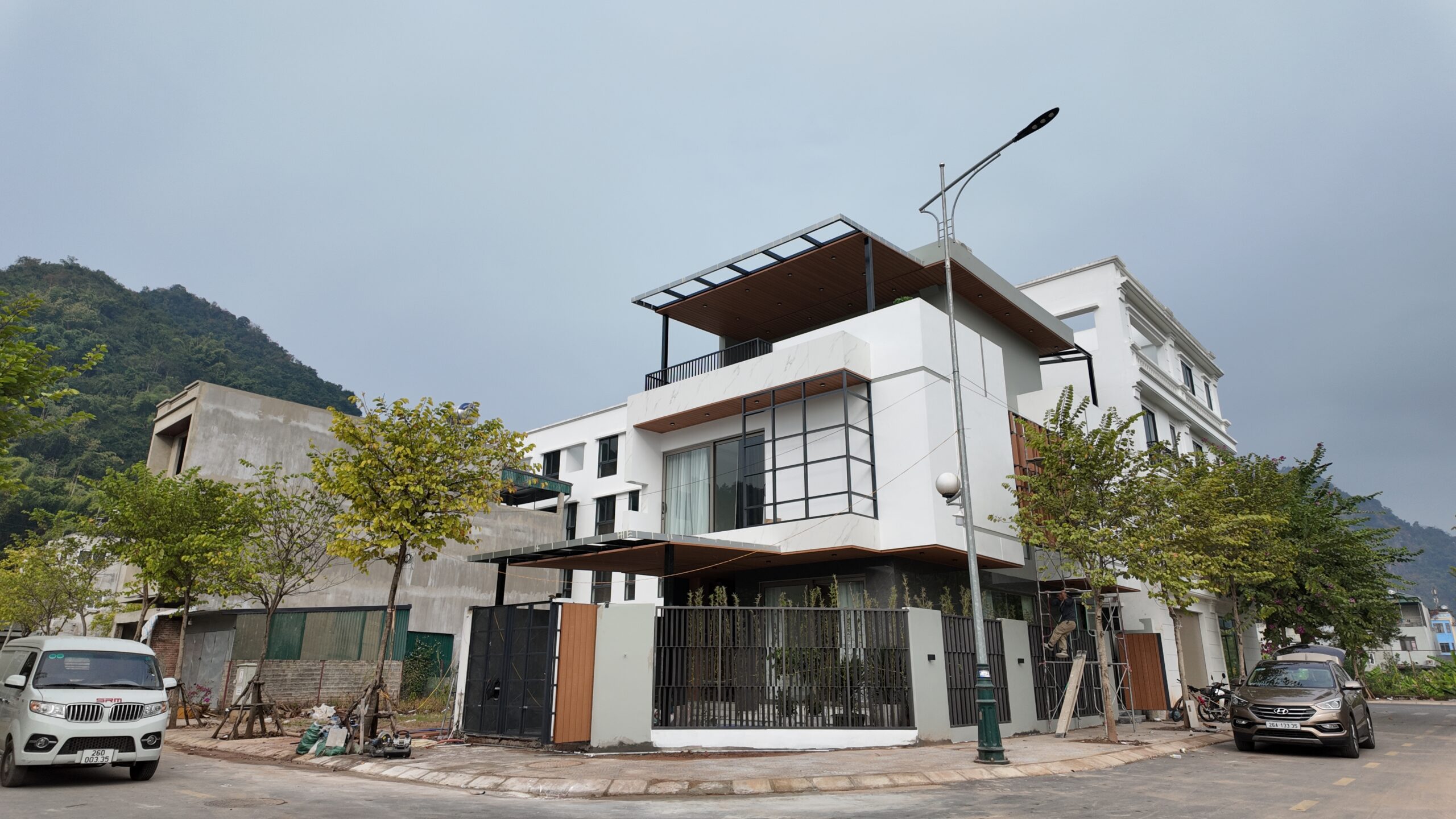 Quy Trình Thi Công Hoàn Thiện Công Trình – Từ Sơn, Lát Gạch Đến Lắp Đặt Nội Thất hoàn thiện công trình Bước 3: Thi công Trần & Sơn Bả