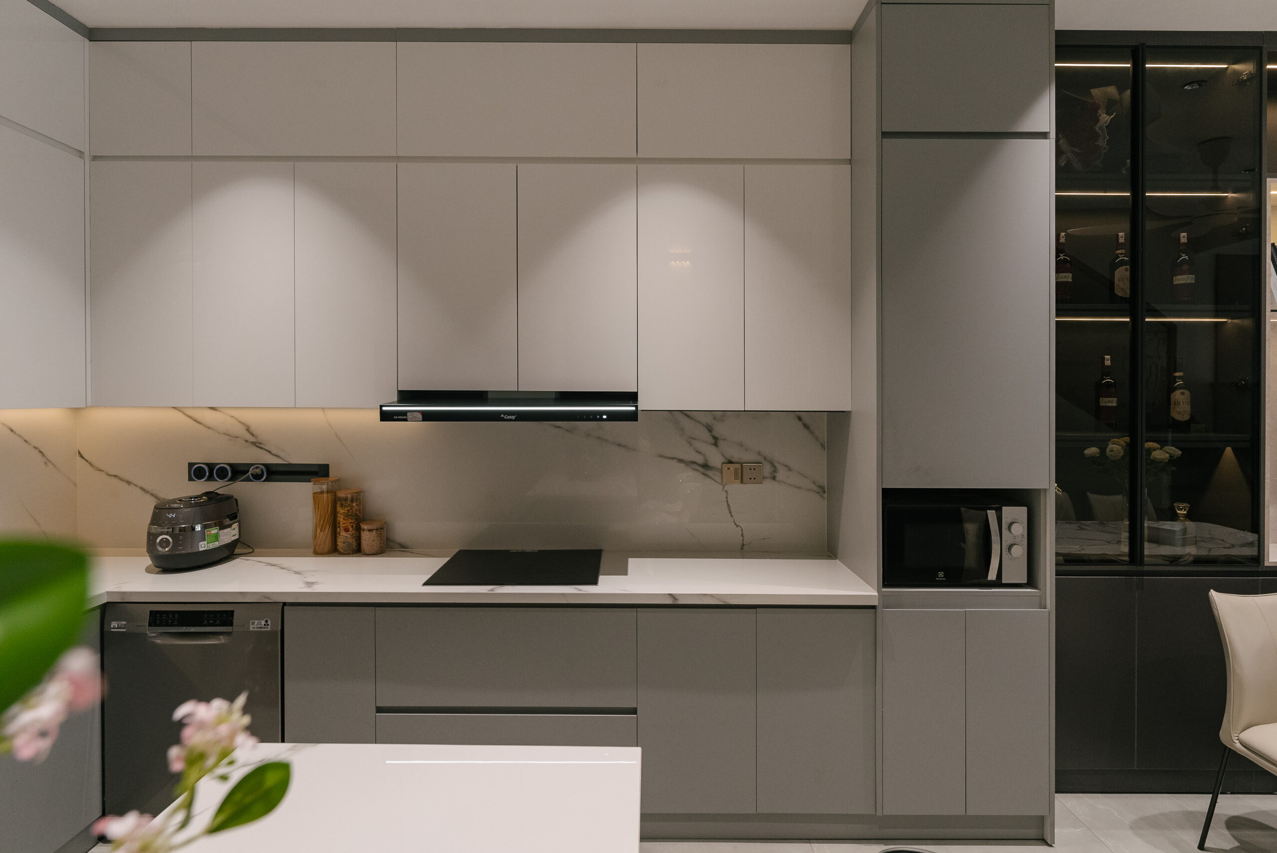 Bếp bề mặt acrylic bóng gương trong dự án NLH được thực hiện bởi Một Nhà.